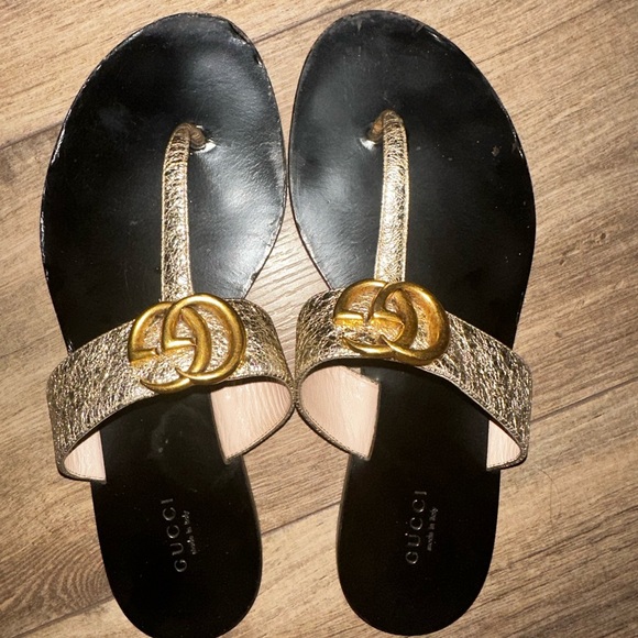 Gold Gucci thong sandals - Picture 2 of 3